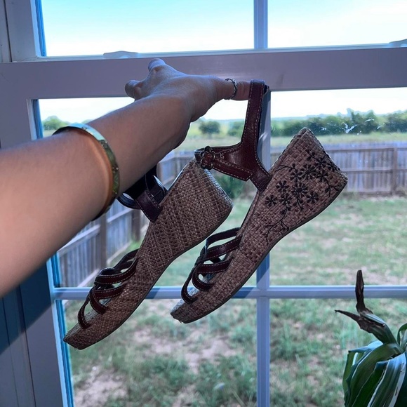 Vintage Early 2000s brown tan platform sandals with flowers embroidered on heels - Picture 4 of 4